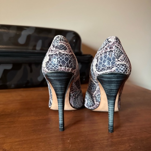 Stuart Weitzman Heels Size 8 - Picture 3 of 4